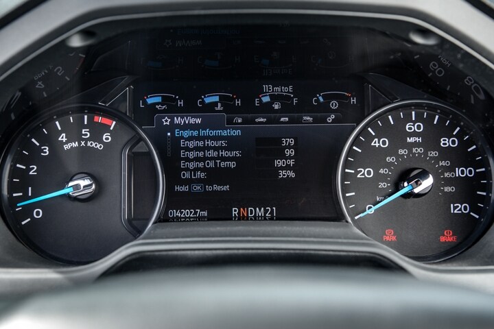 El grupo de instrumentos digital en una Ford 2024 para Trabajo Mediano con Intelligent Oil Life Monitor® donde se ve información del motor