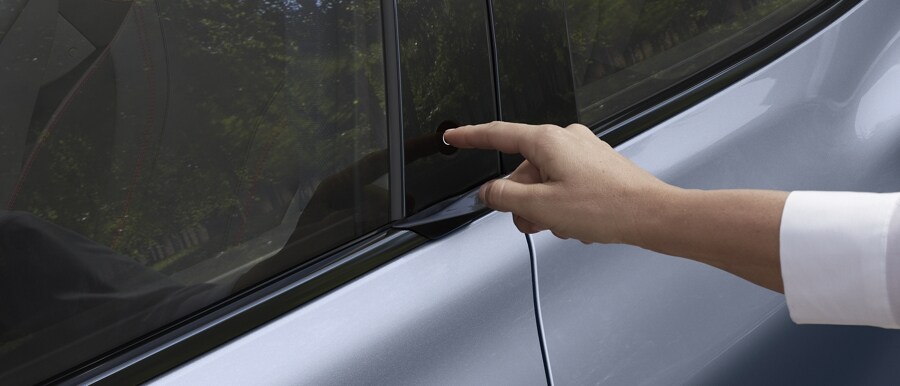 Dedo presionando el botón iluminado E-Latch en la Ford Mustang Mach-E® 2023