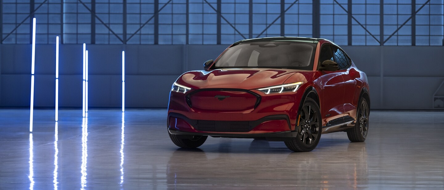 Una Ford Mustang Mach-E® 2023 con Paquete de Apariencia Black en un garaje futurístico