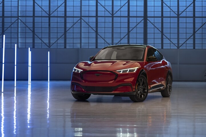 Una Ford Mustang Mach-E® 2023 con Paquete de Apariencia Black en un garaje futurístico