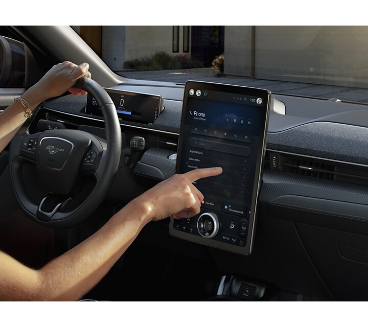 Persona usando la pantalla táctil de la Ford Mustang Mach-E® 2023