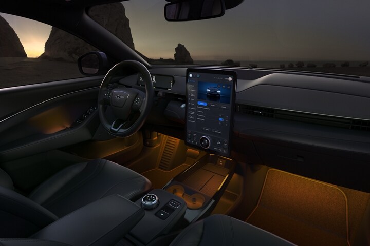 Iluminación de la experiencia de manejo en una SUV Ford Mustang Mach-E® 2023