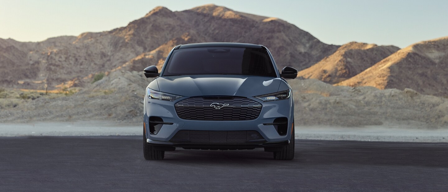 Vista delantera de una Ford Mustang Mach-E® 2023 estacionada y con montañas de fondo