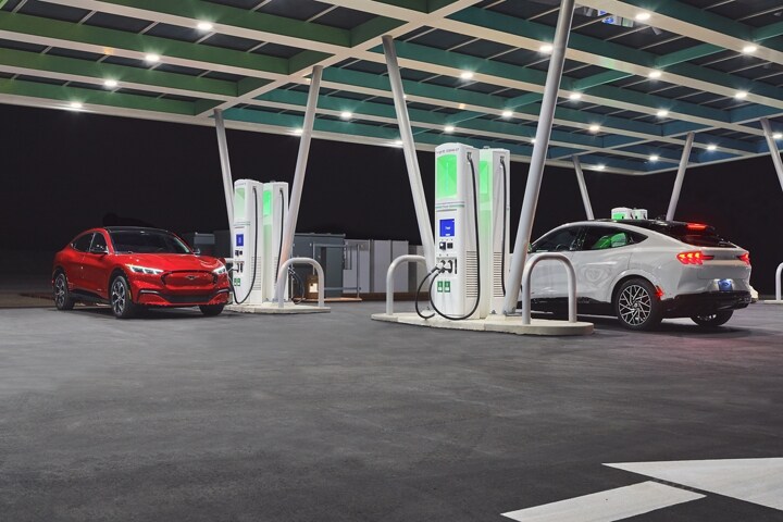 Dos Ford Mustang Mach-E® 2023 estacionadas en una estación de carga