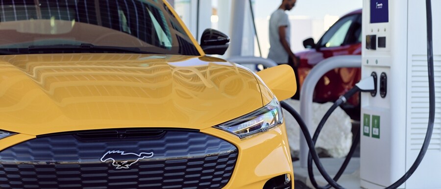 Vista frontal de una Ford Mustang Mach-E® 2023 en una estación de carga