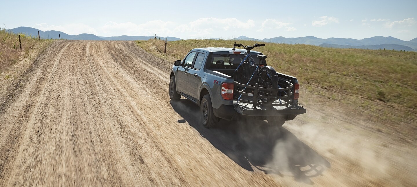 Camioneta Ford Maverick® 2023 con Paquete Todoterreno FX4 disponible circulando en un camino de gravilla