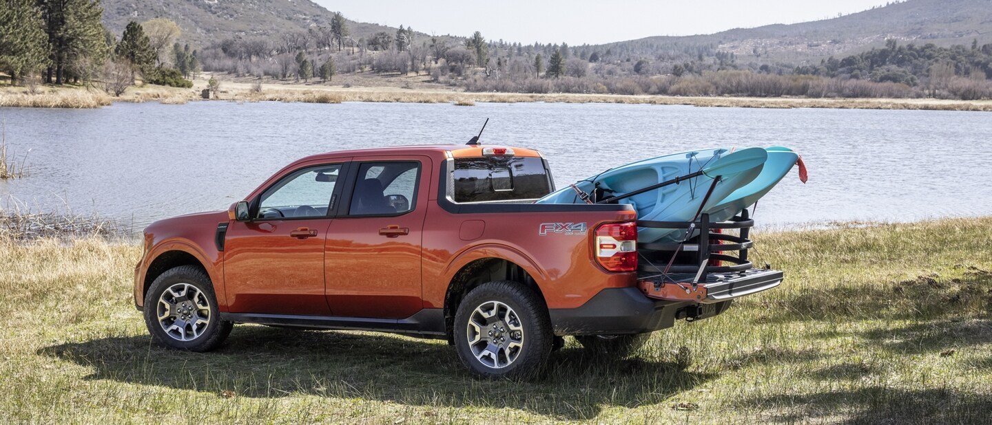 Camioneta Ford Maverick® 2023 con extensión tipo jaula cerca de un lago