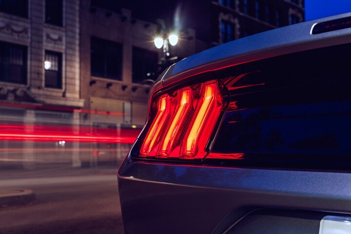 Primer plano de la señal de giro de un Ford Mustang® Coupe 2023 de noche