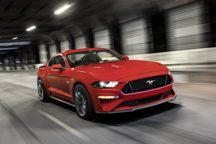 Una Ford Mustang® Coupe 2023 circulando en un túnel