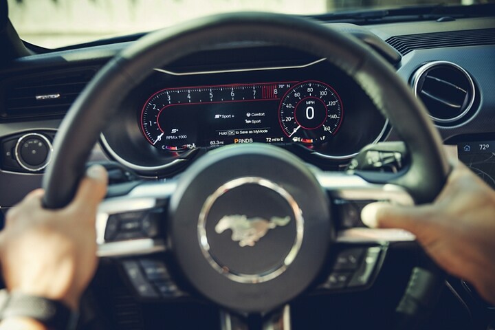 Grupo de instrumentos con LCD digital de 2023” de una Ford Mustang® Coupe 2023 en modo Normal