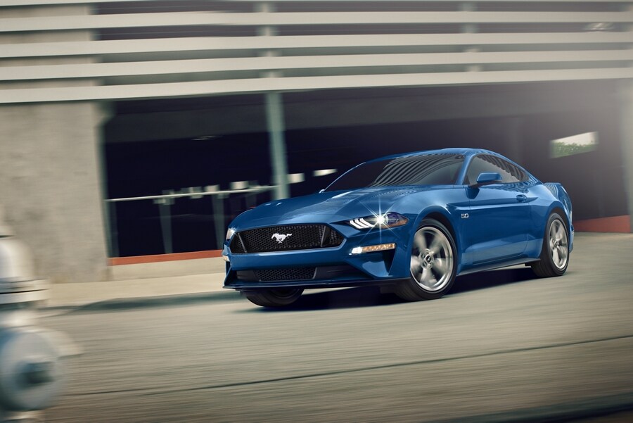 Un Ford Mustang® 2023 cupé saliendo de un estacionamiento
