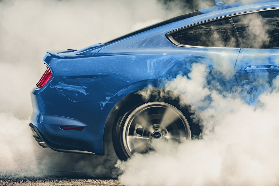 Un Ford Mustang® 2023 cupé quemando neumáticos