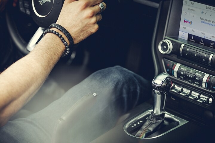 Consola central de una Ford Mustang® Coupe 2023 con modos de manejo seleccionables