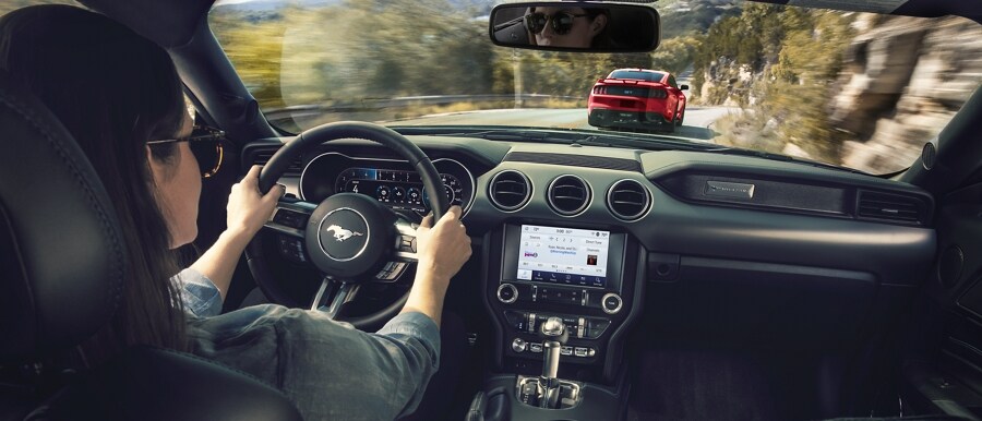 La consola central de un Ford Mustang® 2023 cupé que muestra la pantalla SYNC® 3