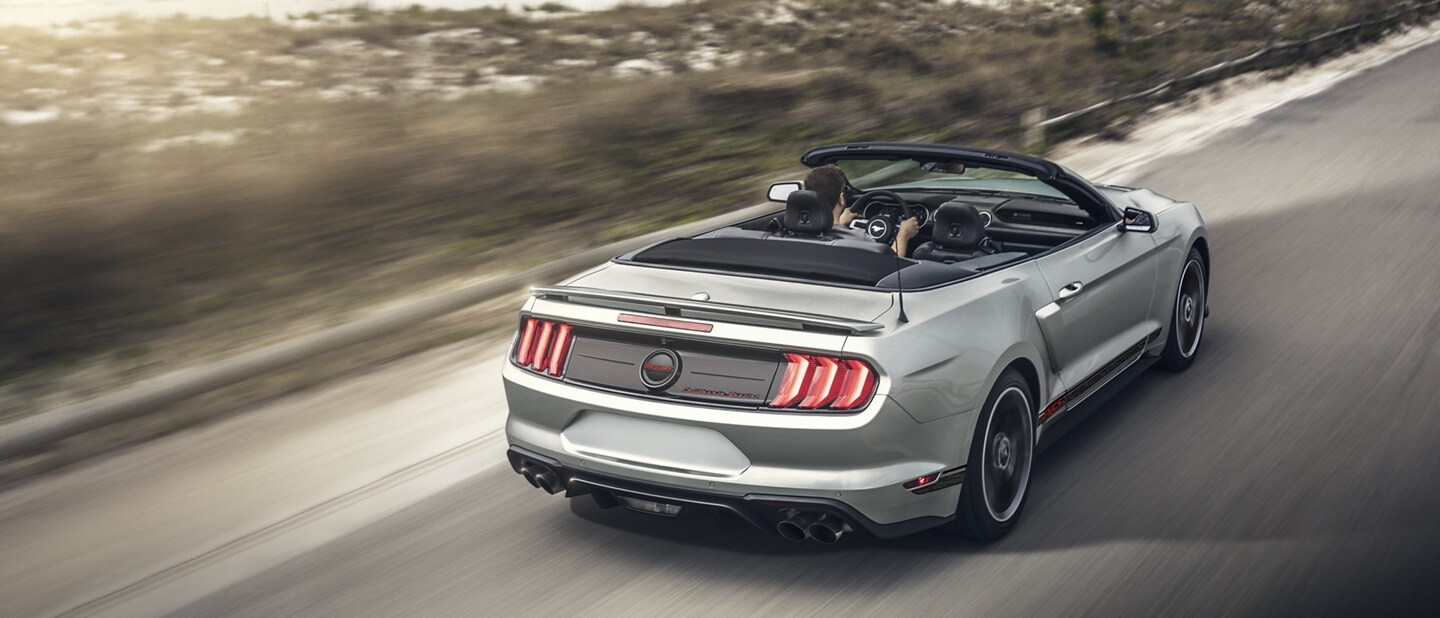 Un Ford Mustang® 2023 convertible en movimiento en una autopista