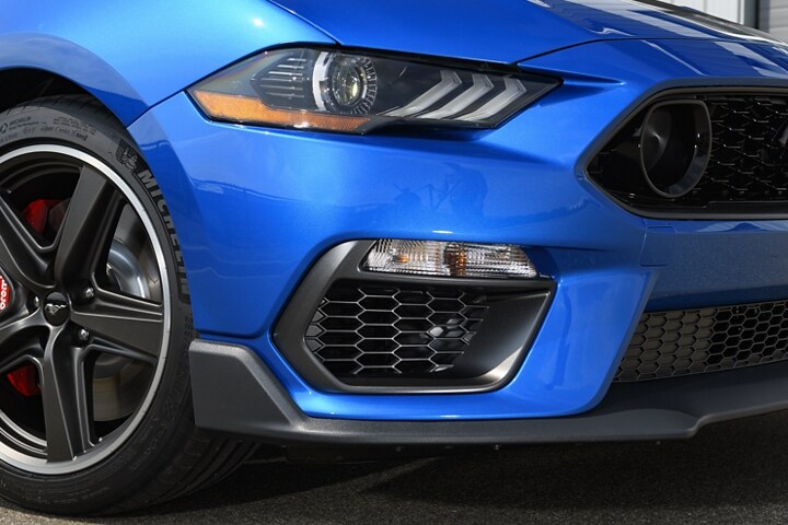 Primer plano de los faros delanteros LED de un modelo Ford Mustang Mach 1® 2023