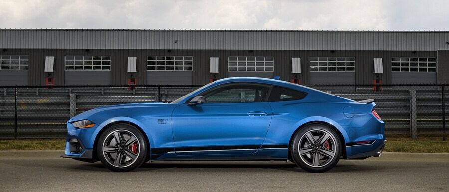 Un modelo Ford Mustang® Mach 1® 2023 estacionado en una pista