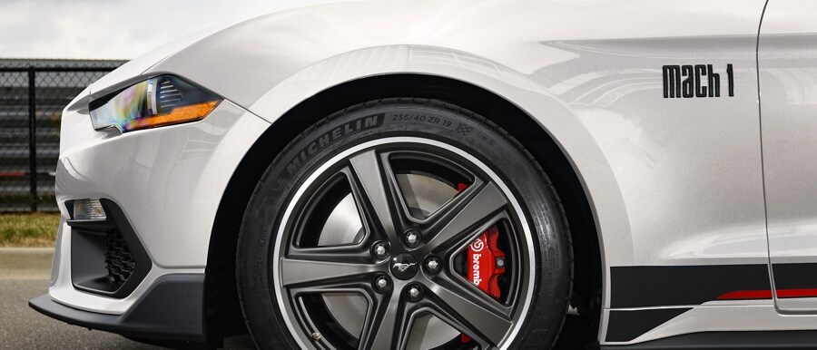 Primer plano del volante de una Ford Mustang® Mach 1® Coupe 2023 que muestra una mordaza de freno más grande Brembo™