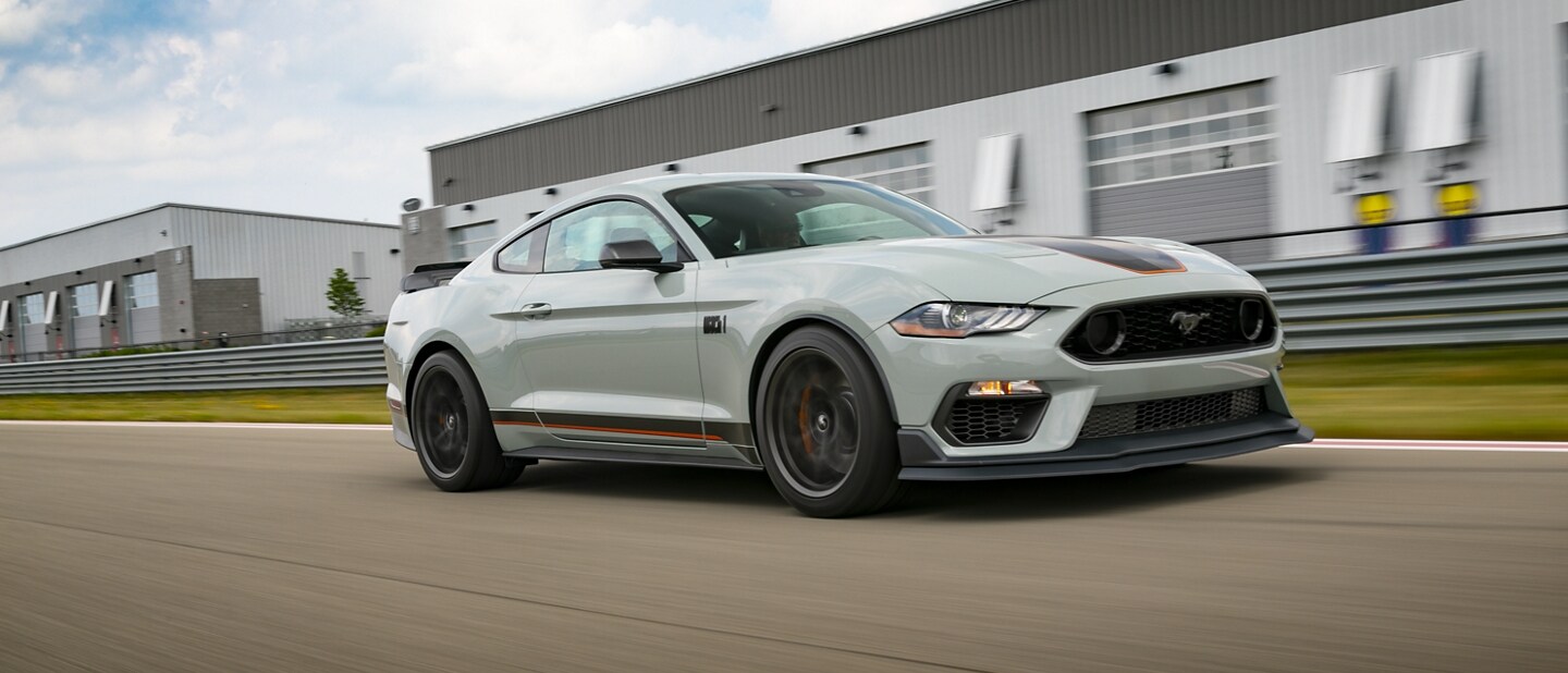 Una Ford Mustang® Mach 1® Coupe 2023 circulando por una pista