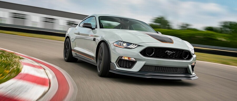 Una Ford Mustang® Mach 1® Coupe 2023 recorriendo un circuito cerrado