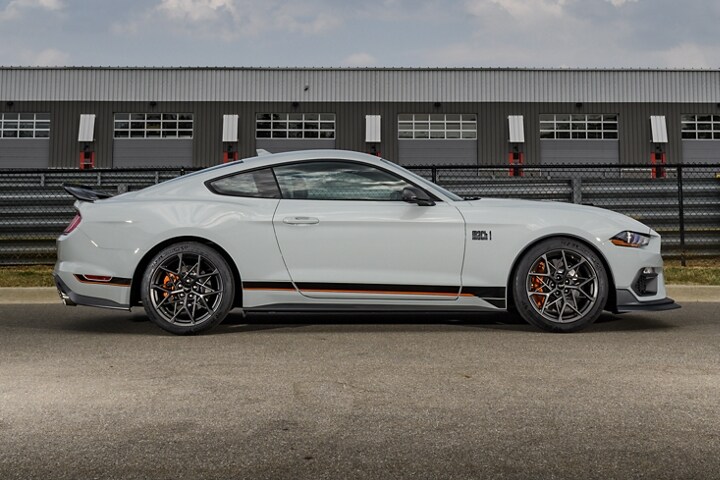 Un modelo Ford Mustang® Mach 1® 2023 estacionado en una pista