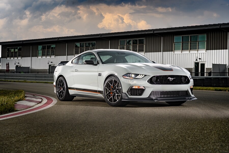 Un Ford Mustang® Mach 1® 2023 cupé estacionado en una pista