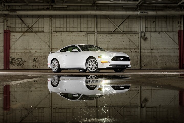 Una Ford Mustang® Coupe 2023 con Paquete de Apariencia Ice White para Mustang estacionada en un depósito