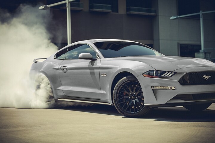 Modelo Ford Mustang® GT 2023 con ruedas de aluminio pintado en Ebony Black de 19” x 9”