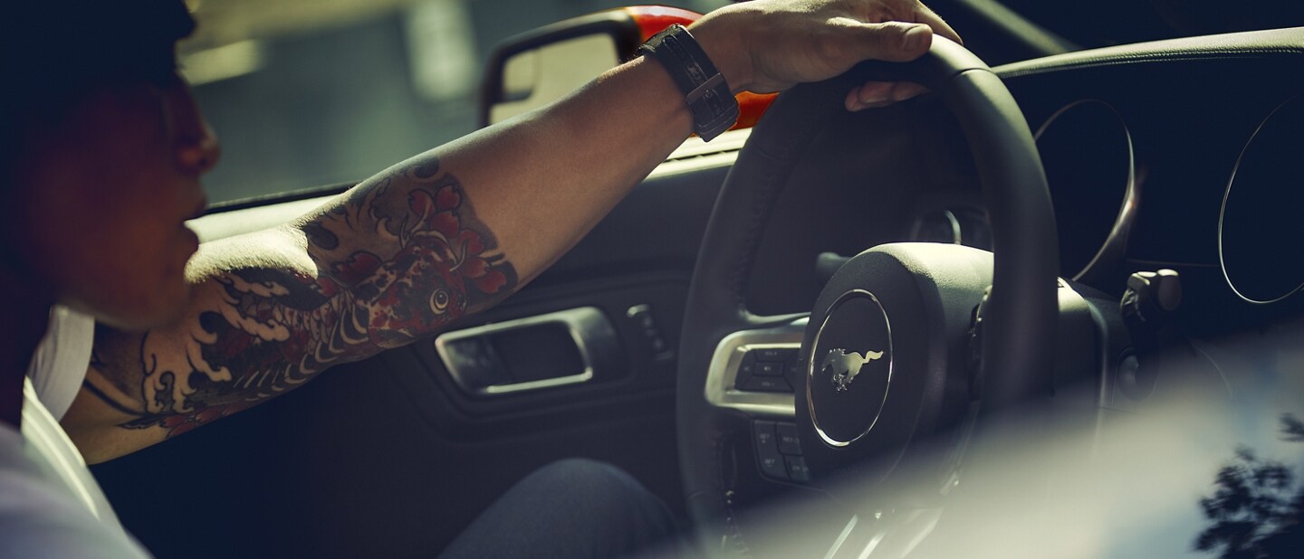 El interior de una Ford Mustang® Coupe 2023 con una persona manejando