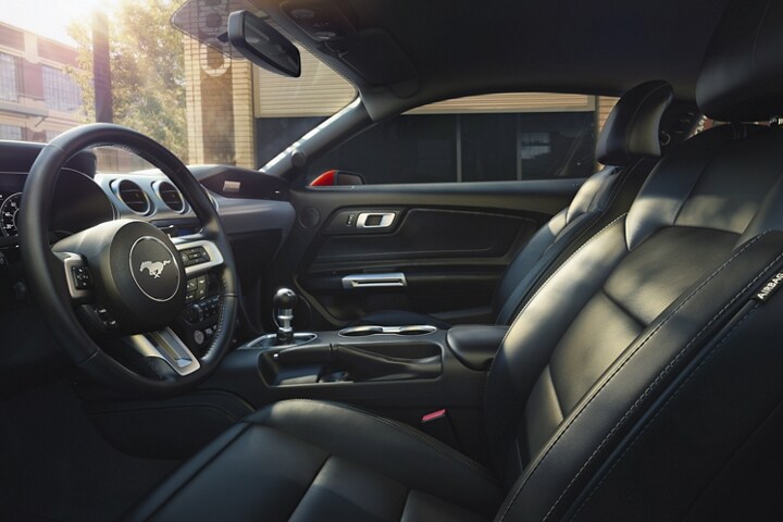 Interior de una Ford Mustang® Coupe 2023 con asientos tapizados en cuero