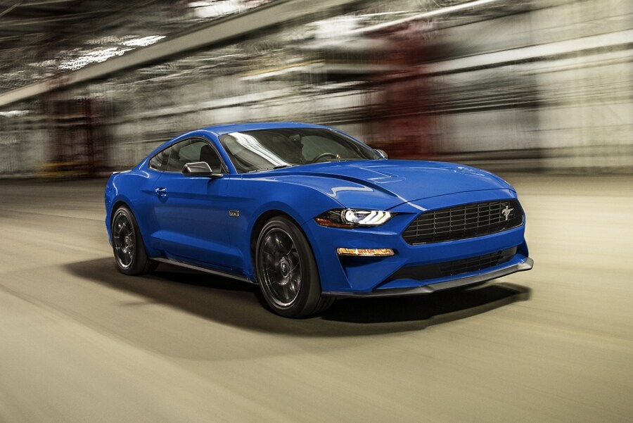Una Ford Mustang® Coupe 2023 circulando por un estacionamiento con un fondo borroso