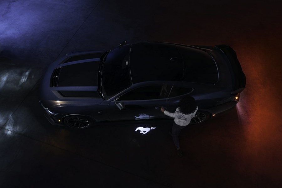 Ford Mustang® Dark Horse™ 2024 con un conductor que se acerca al vehículo
