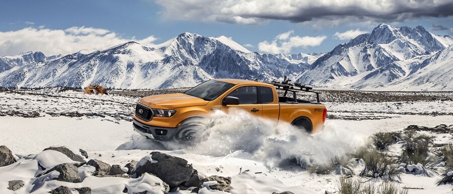 Una Ford Ranger 2022 en Cyber Orange en montañas cubiertas de nieve
