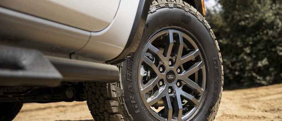 Primer plano de una Ford Ranger 2022 con el paquete para Todo Terreno Tremor con ruedas de aleación de aluminio de 17” en Magnetic