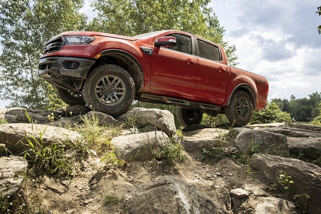 Se muestra una Ford Ranger 2022 con el Paquete para Todo Terreno Tremor® andando por un camino rocoso