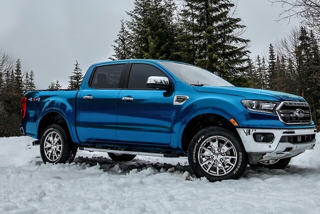 Una Ford Ranger 2022 con el Paquete de Apariencia Cromada estacionada en la nieve