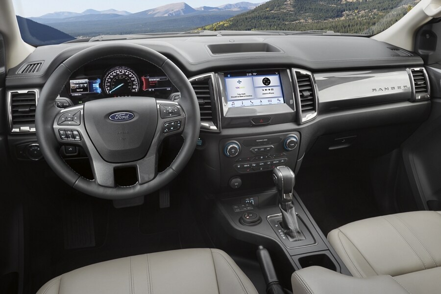 Vista interior de la Ford Ranger 2022 mirando hacia las montañas
