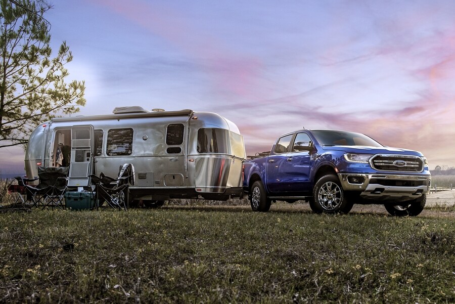 Una Ford Ranger 2023 en Velocity Blue estacionada con un remolque enganchado