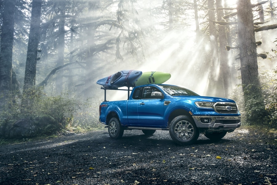 Una Ford Ranger® 2023 en Velocity Blue estacionada en un bosque con el paquete FX4 disponible