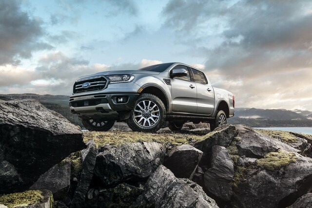 Una Ford Ranger 2023 en Iconic Silver estacionada en una colina rocosa
