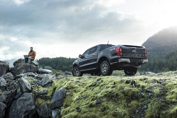 Ford Ranger LARIAT SuperCrew 2023 en terreno rocoso