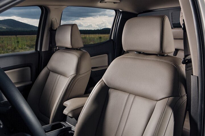 Interior de la Ford Ranger LARIAT 2023 con asientos tapizados en cuero y pantalla táctil de 8” en la consola central