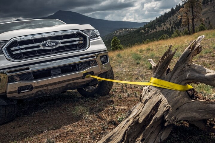 Ford Ranger 2023 con ganchos delanteros para remolque enganchado en un palo