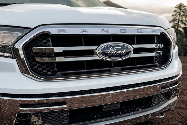 Primer plano de los faros delanteros LED de la Ford Ranger 2023
