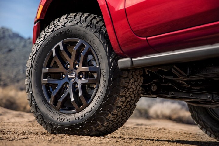 Primer plano de las ruedas en Dyno Gray de Piezas de Desempeño Ford de una Ford Ranger 2023
