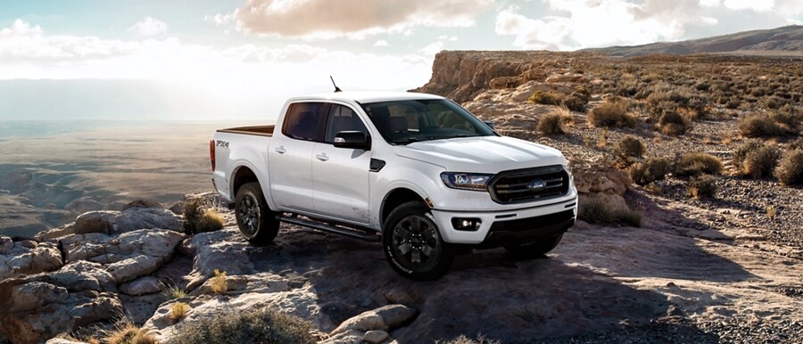 Una Ford Ranger® STX 2023 en Oxford white con el paquete de apariencia black en un acantilado