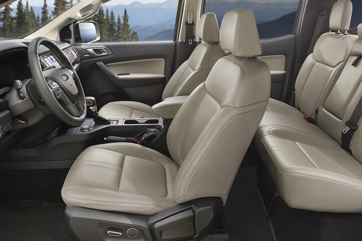 Amplio interior de la Ford Ranger SuperCrew® 2023 con asientos tapizados en cuero disponibles