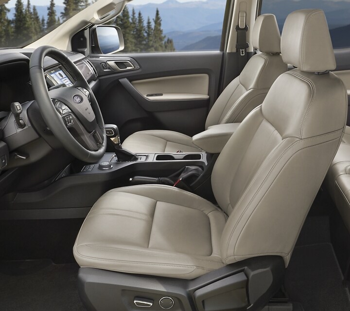 Vista interior de una Ford Ranger® 2023 desde la abertura de la puerta