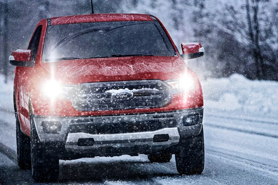 Una Ford Ranger® 2023 en Hot Pepper Red circulando por una carretera nevada