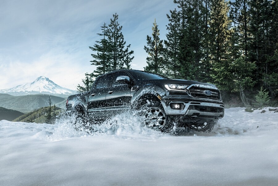 Se muestra una Ford Ranger 2023 en Carbon Black circulando por la nieve